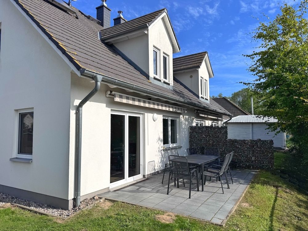 Moderne Haushälfte mit drei Schlafzimmern und Kamin