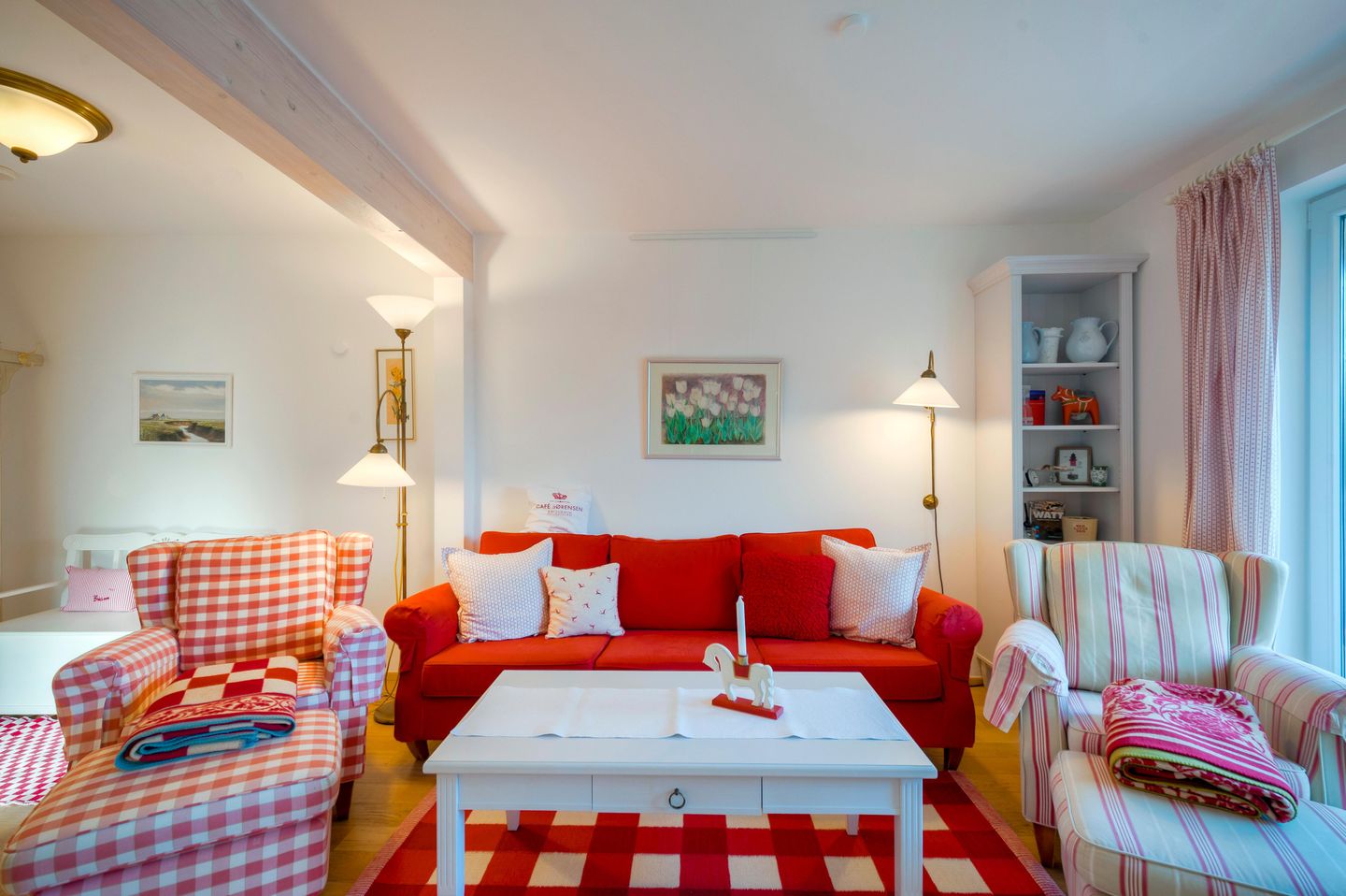 Wohnzimmer mit Sofa und Sesseln