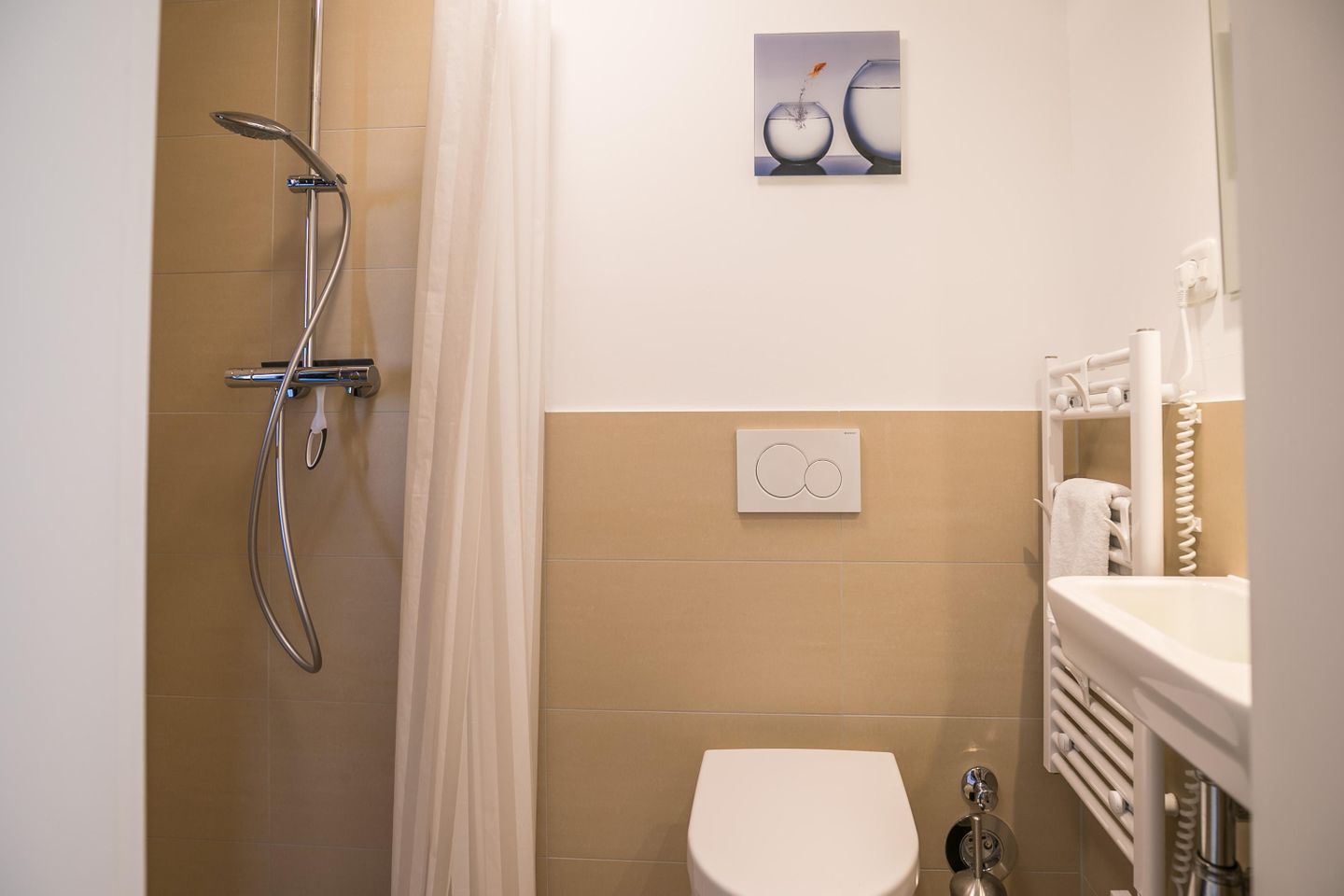"Beach House 2, Laguna Beach 3", Duschbad