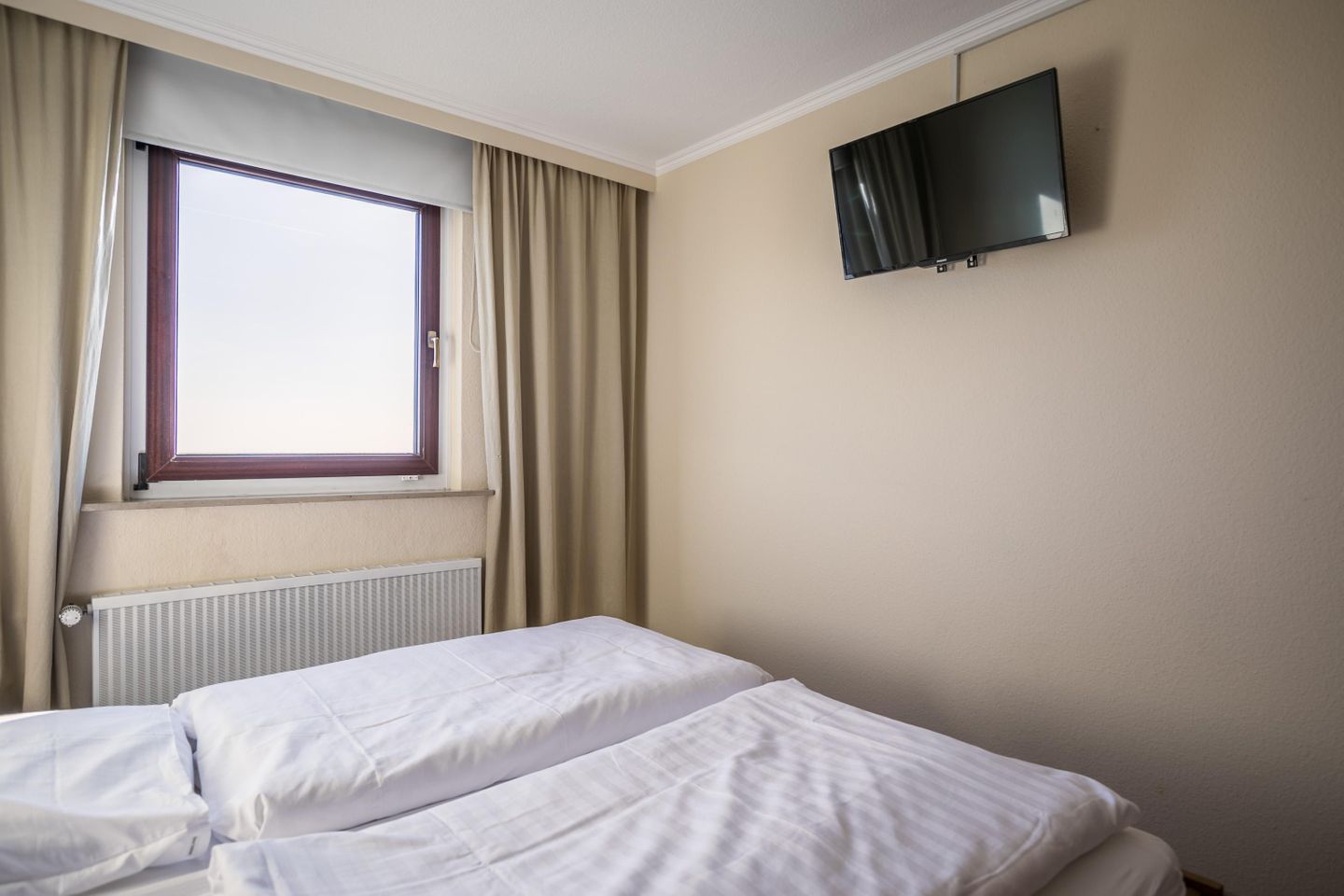Hochhaus, Whg. Laskowski / 21. OG , Schlafzimmer 1 / TV
