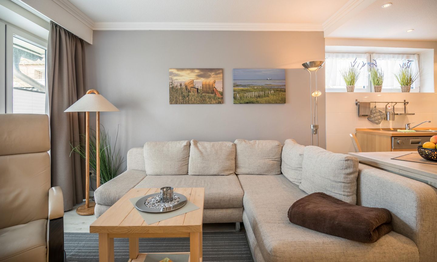 Appartementhaus Meeresbucht Whg. 5 Wohnzimmer mit Sofa