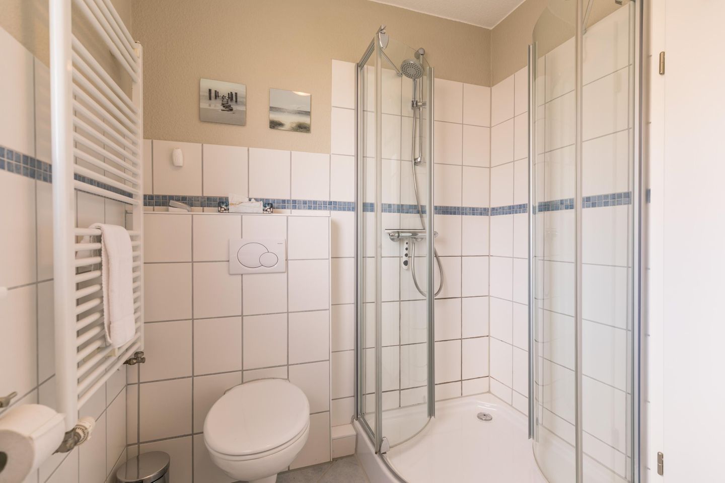 Duschbad mit Handtuchwärmer