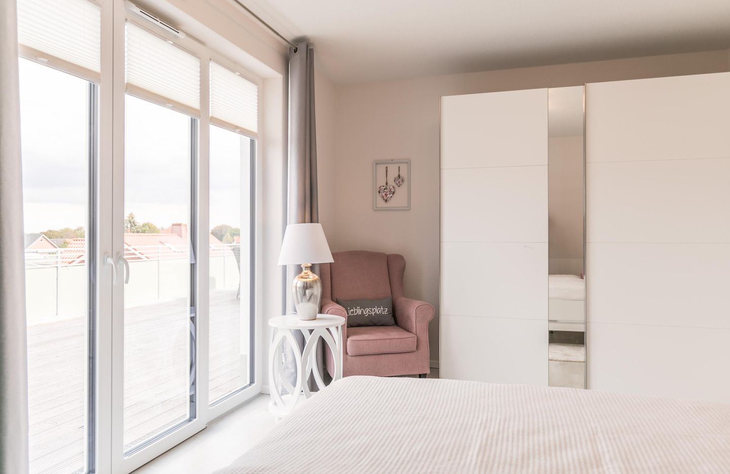 Schlafzimmer mit Kleiderschrank