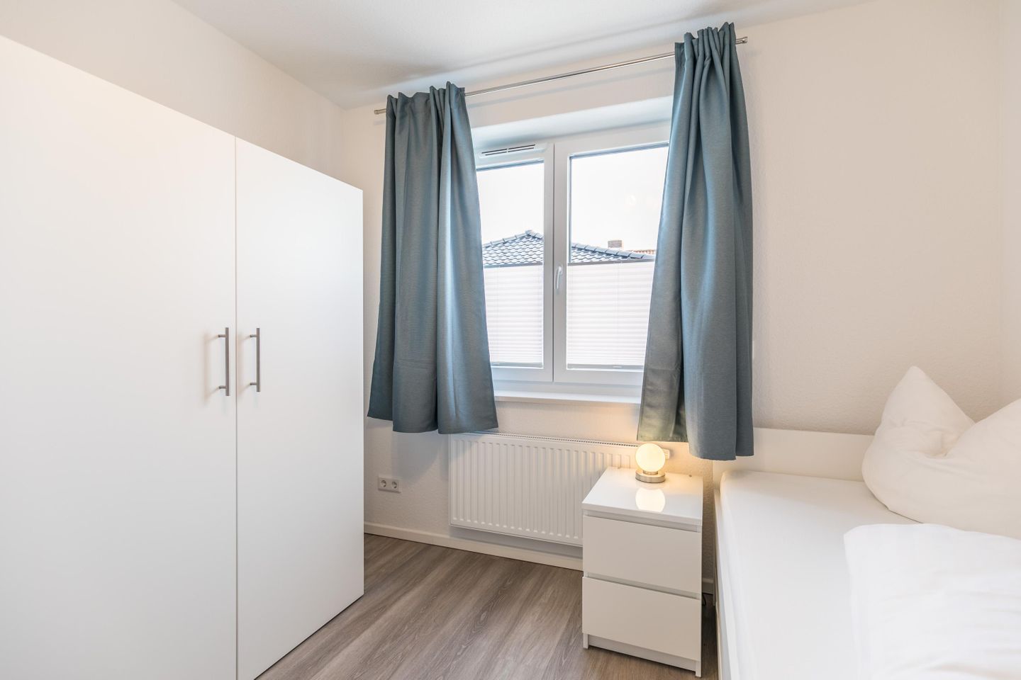Schlafzimmer mit Kleiderschrank