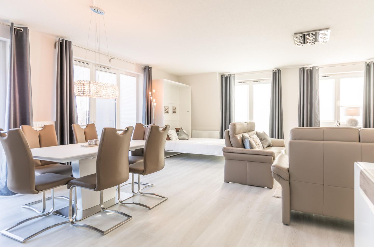 "MeerGenuss", Penthouse-WHG, Wohnzimmer mit Schrankbett