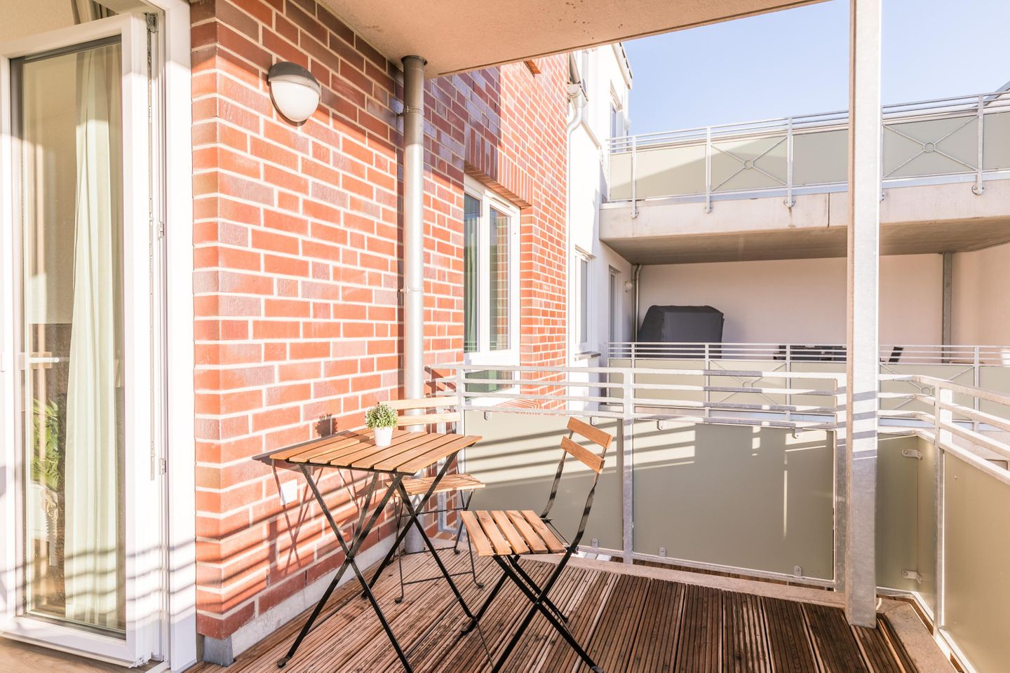 Bahnhofstraße 9, Zur Flaschenpost, Balkon