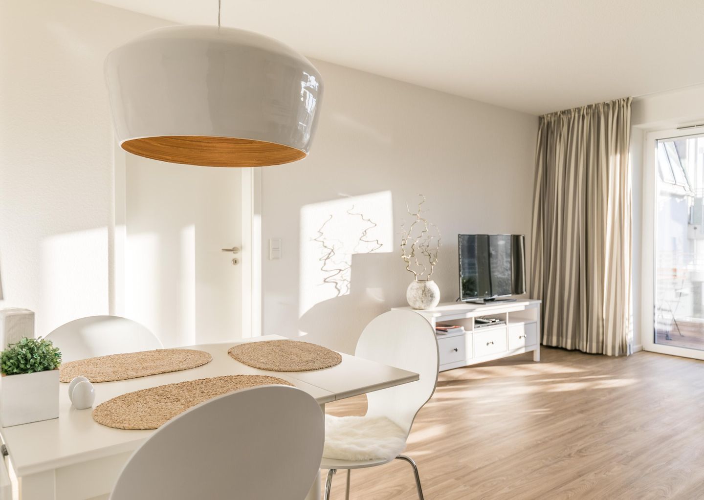 Wohnzimmer mit Esstisch und TV