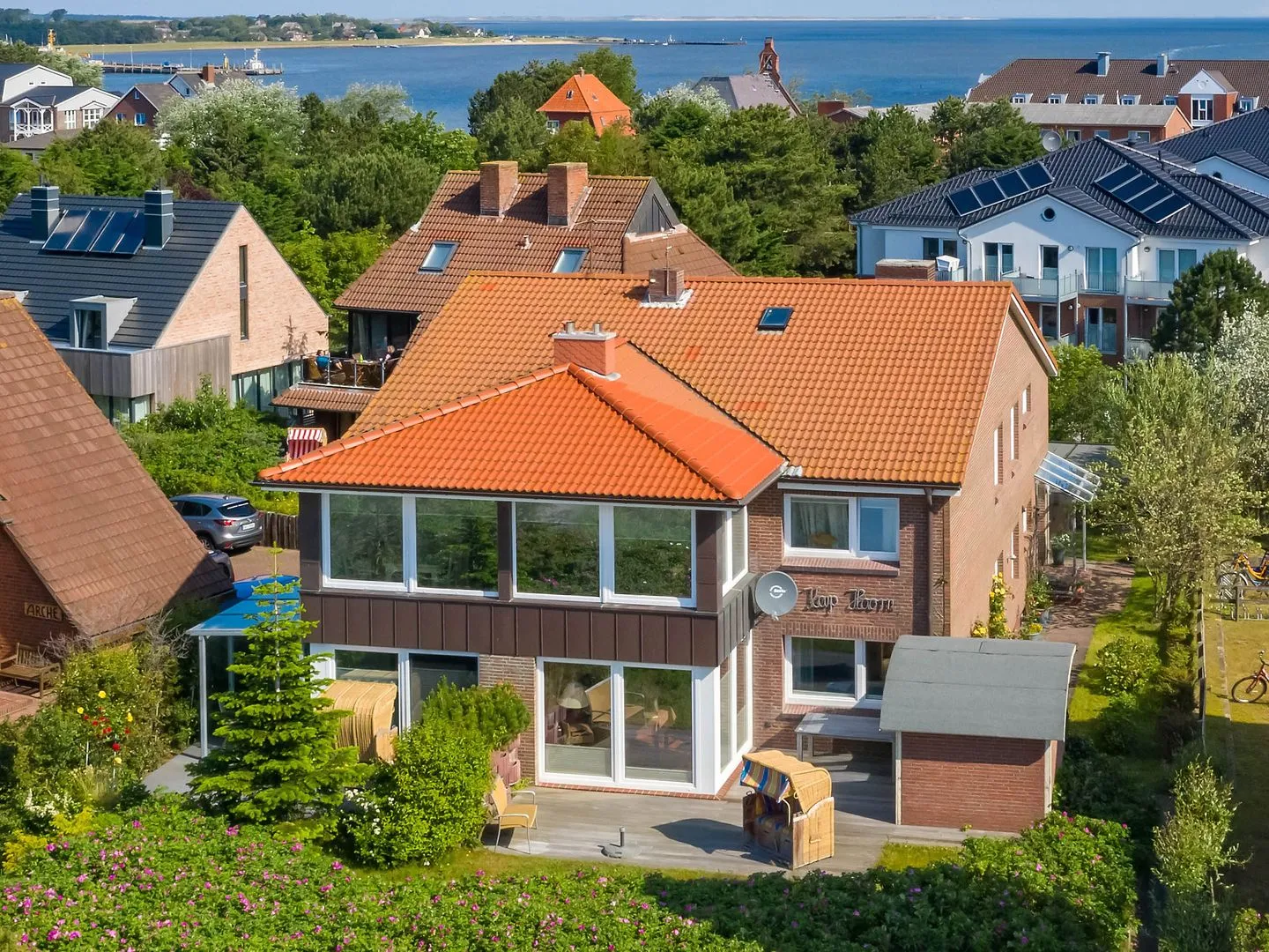 Haus Kap Hoorn Ferienwohnung Seeblick Wittdün auf Amrum - Haus Kap Hoorn in Wittdün, Blick Richtung Norden über das Dorf auf die Nordsee