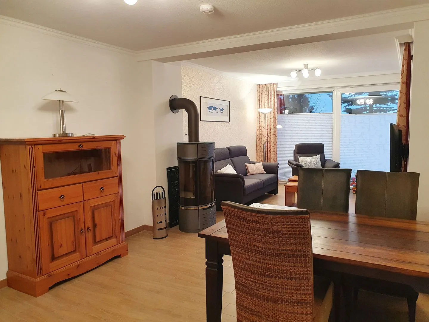 Haus Kap Hoorn Ferienwohnung Passat Wittdün auf Amrum - Wohnzimmer mit Kaminofen in der Ferienwohnung Passat im Haus Kap Hoorn in Wittdün auf Amrum