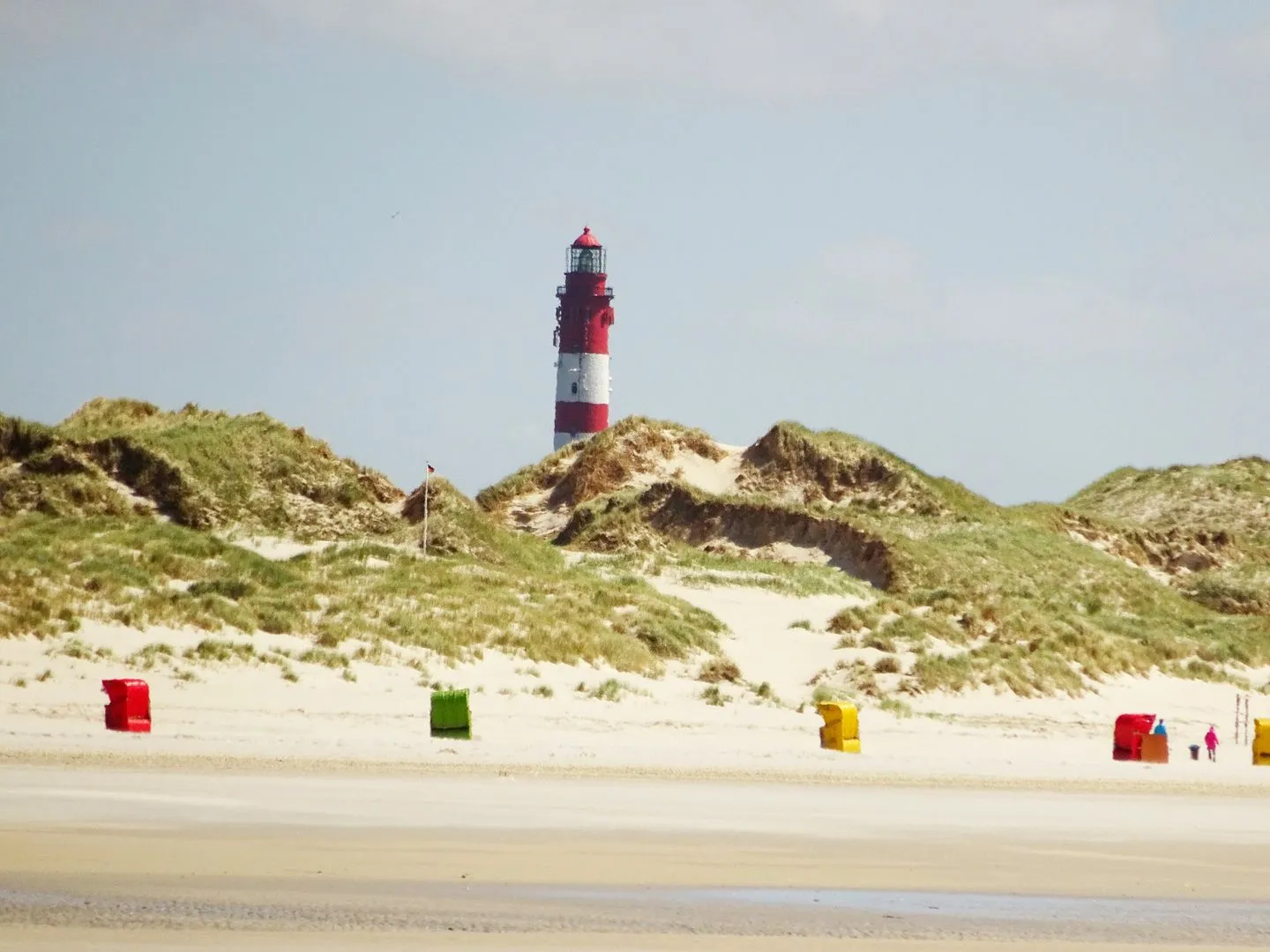 Haus *Weiße Düne* Ferienwohnung Weiße Düne 4 Wittdün auf Amrum - Sandstrand auf der Nordseeinsel Amrum mit Blick auf den Leuchtturm
