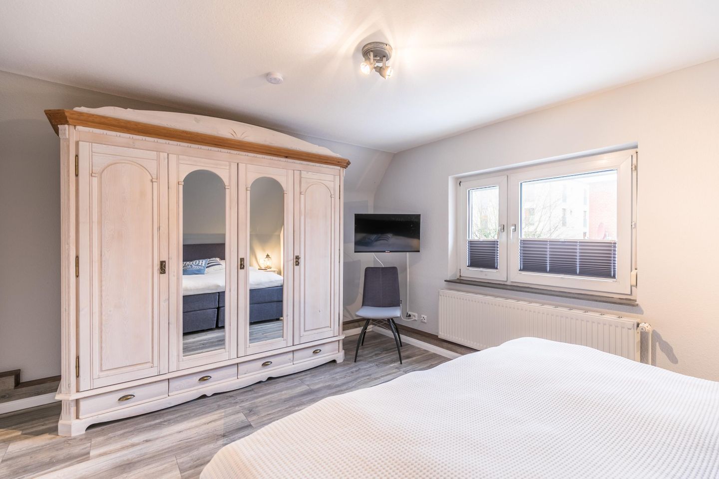 Schlafzimmer 2 / OG / Kleiderschrank