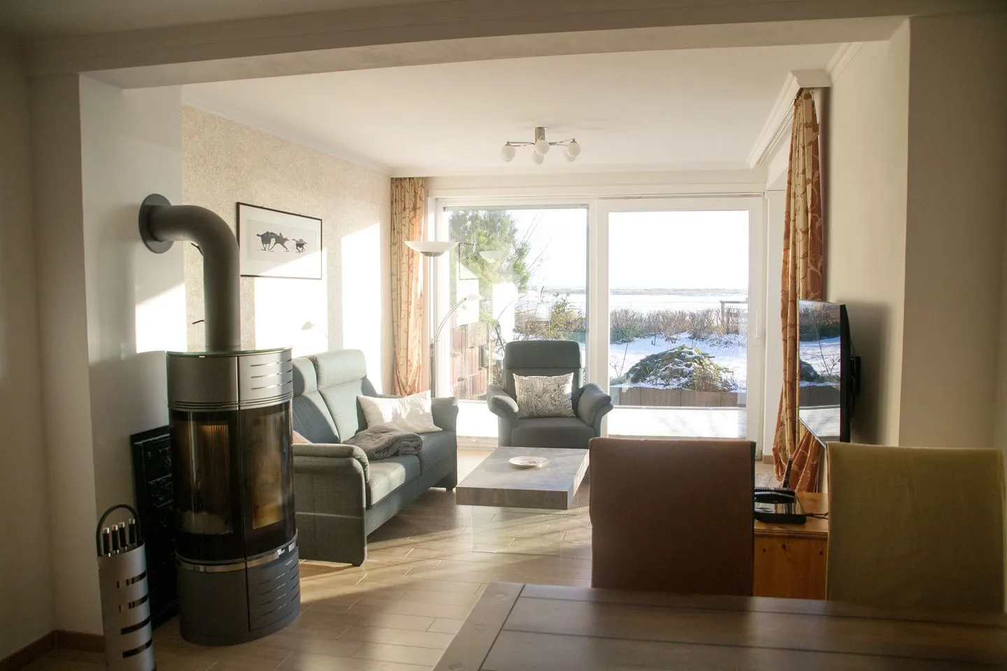 Haus Kap Hoorn Ferienwohnung Passat Wittdün auf Amrum - Wohnzimmer mit Kaminofen in der Ferienwohnung Passat im Haus Kap Horn in Wittdün auf Amrum