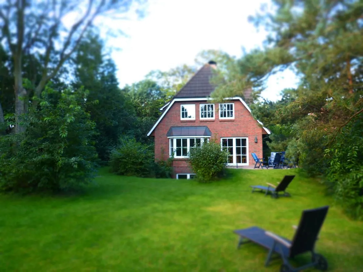 Haus Troeltsch Ferienwohnung „Bi Elschen" Nebel auf Amrum - Hausansicht und Garten zu der Ferienwohnung Bi Elschen in Nebel auf Amrum