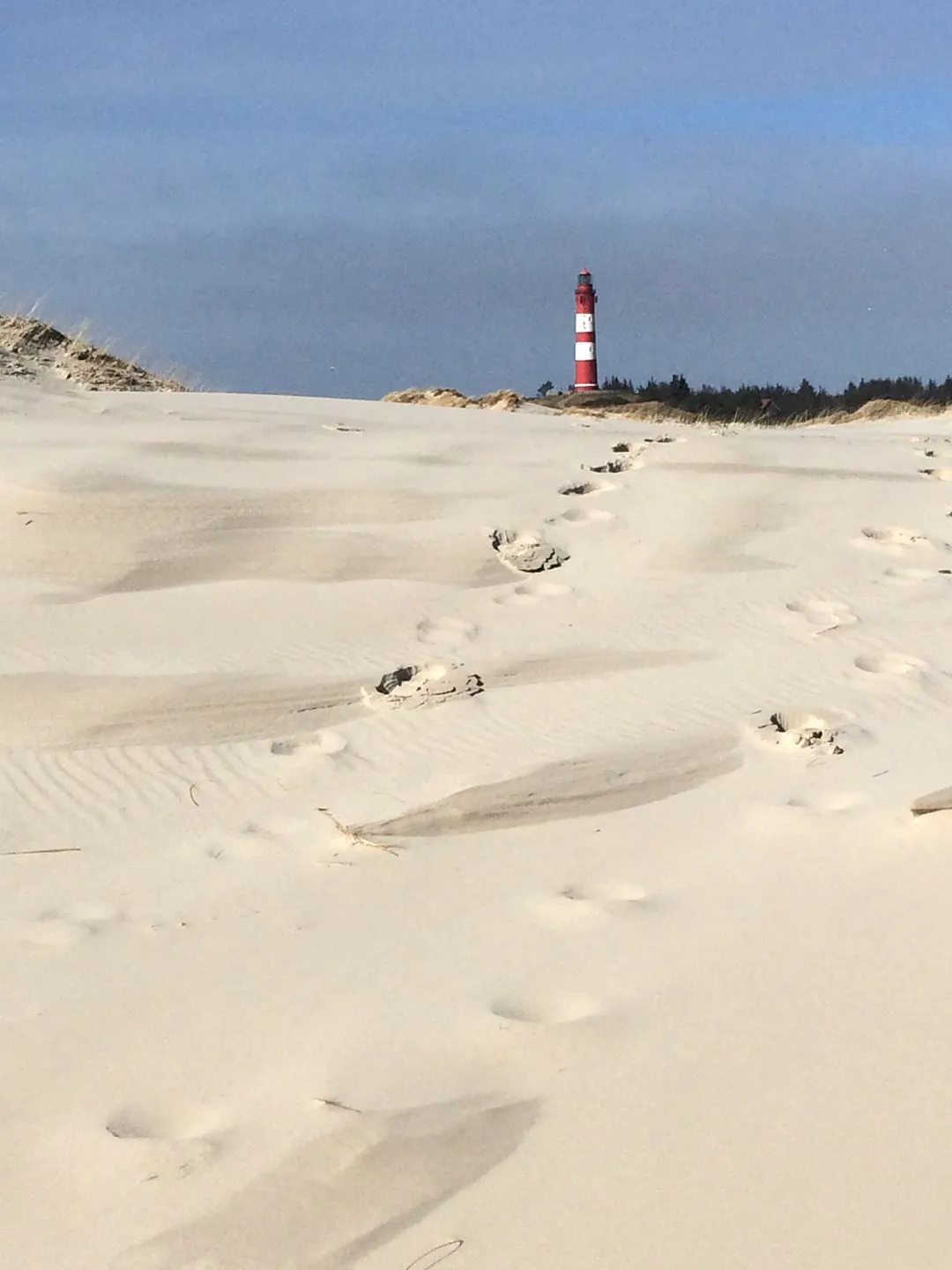 Ferienwohnung *Meeresleuchten* Wittdün auf Amrum - Sandstrand mit Blick auf den Leuchtturm von Amrum