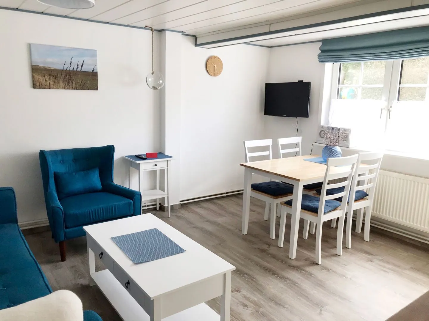 Haus Frisia Ferienwohnung Frisia 3 Norddorf auf Amrum - Wohnzimmer mit Esstisch in der Ferienwohnung Frisia 3 in Norddorf auf Amrum