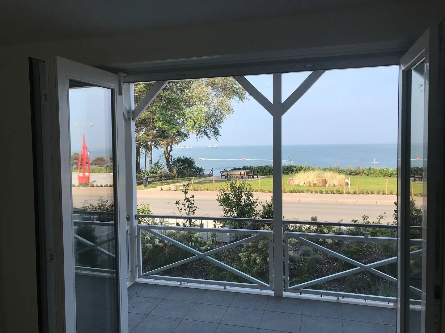 Haus *Weiße Düne* Ferienwohnung *Weiße Düne 3 / OceanView* Wittdün auf Amrum - Blick vom Esszimmer / Küche auf das Wattenmeer