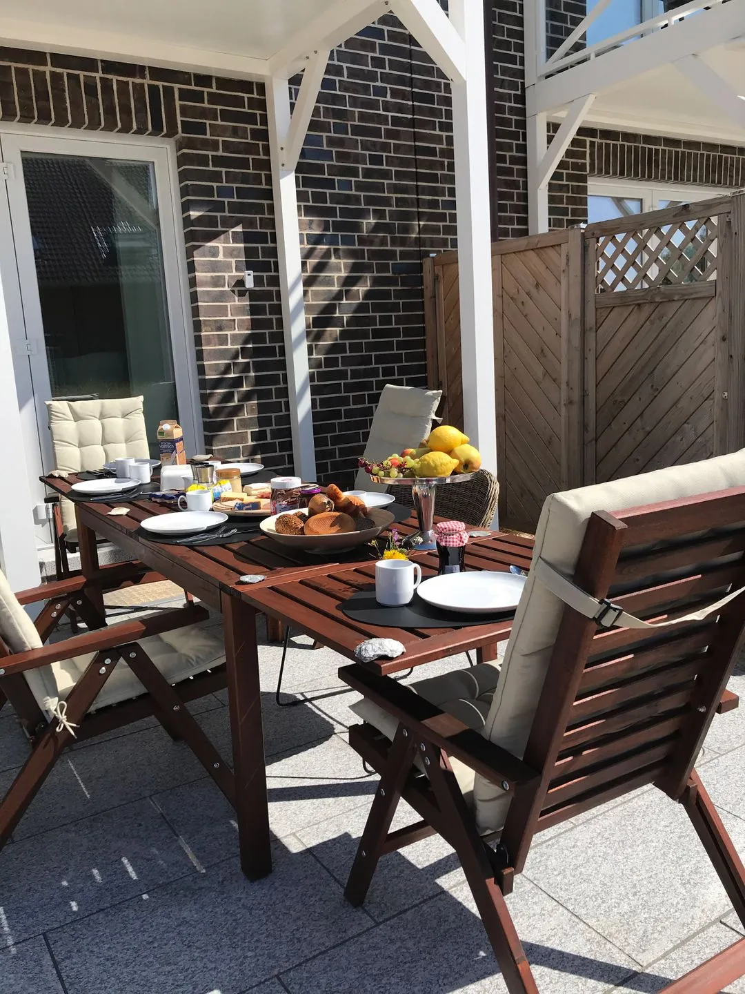Haus *Weiße Düne* Ferienwohnung *Weiße Düne 3 / OceanView* Wittdün auf Amrum - Terrasse mit Gartenmöbeln