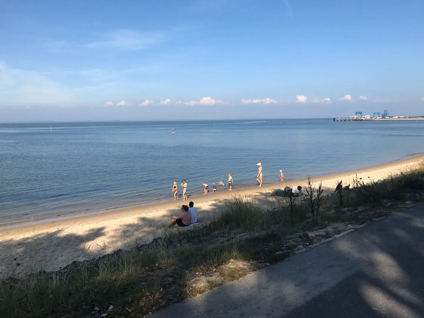 Haus *Weiße Düne* Ferienwohnung *Weiße Düne 3 / OceanView* Wittdün auf Amrum - Badestrand vor der Haustür mit Blick auf den Fähranleger