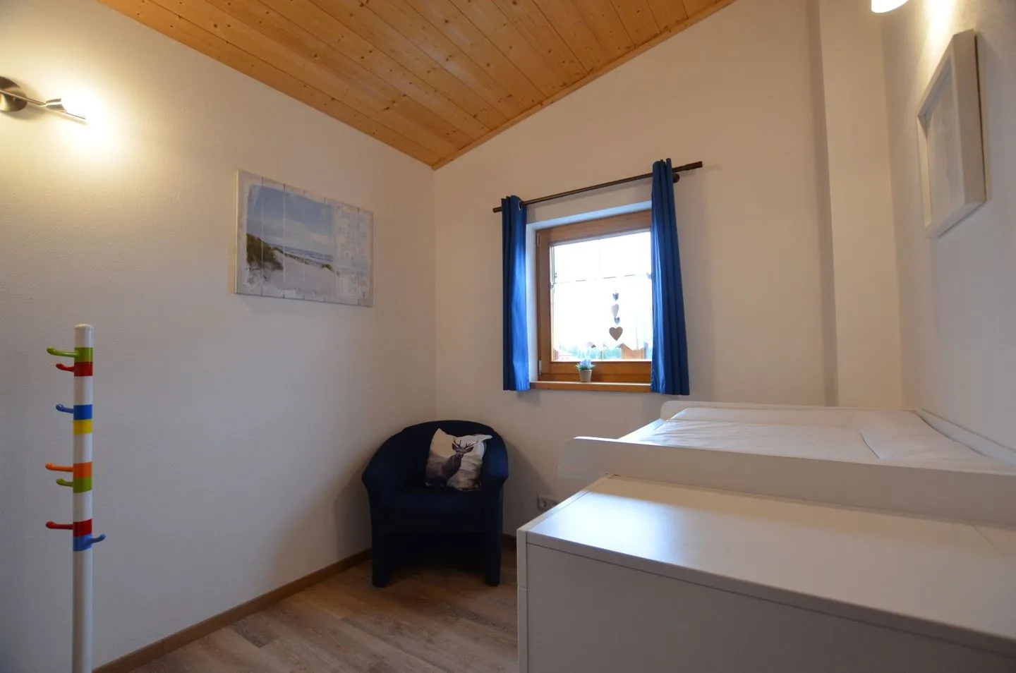 Alpenliebe - Feriendorf Via Claudia Haus 58 Lechbruck am See - Kinderzimmer mit Wickeltisch