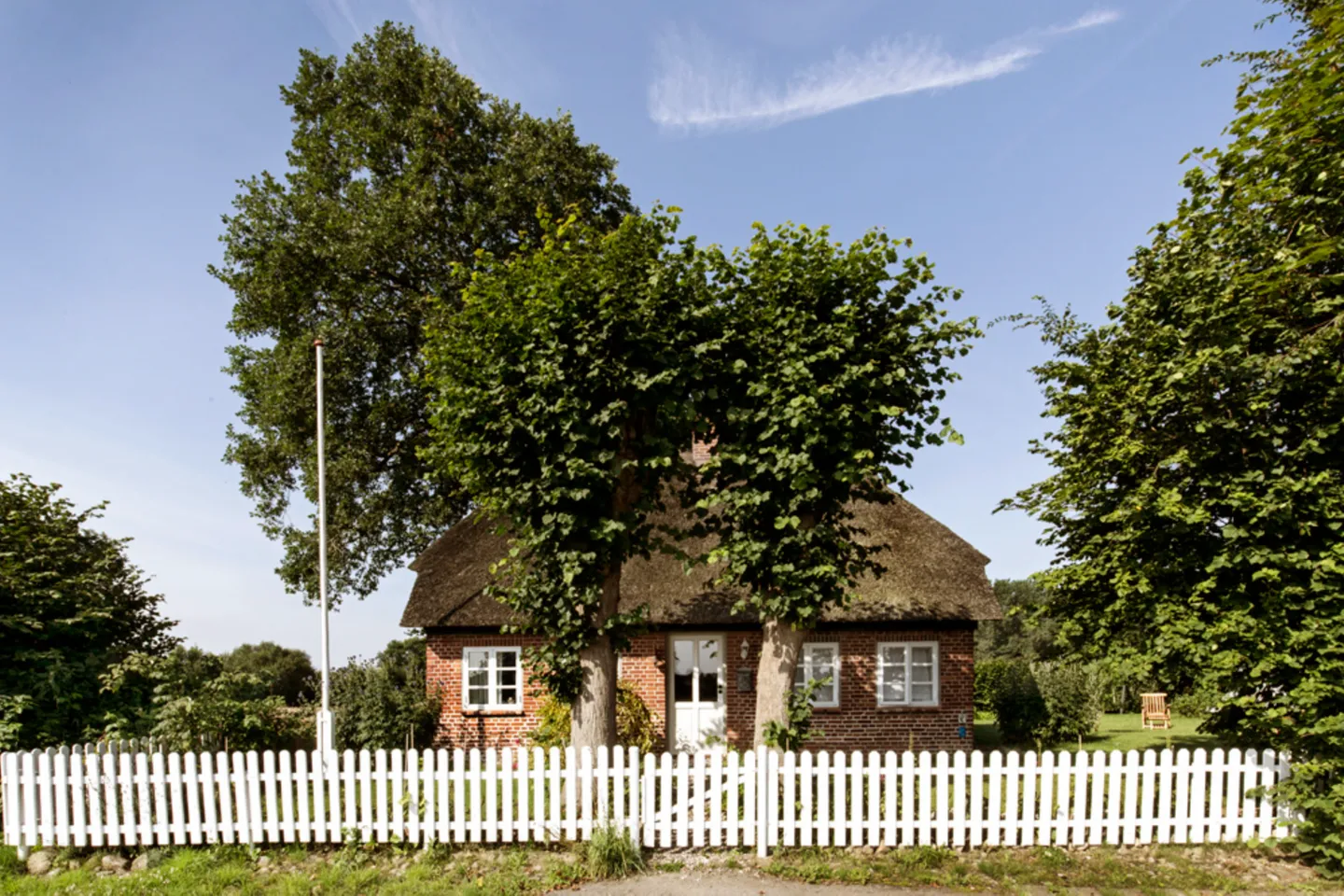 Romantische Ferien unter Reet an der Schlei - Reetdachhaus Frau Schröders - Urlaub in Ostseenähe Schlei - Hauptansicht