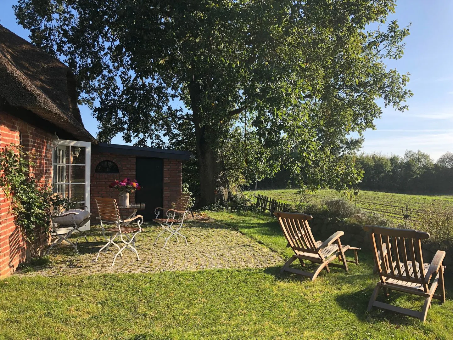 Romantische Ferien unter Reet an der Schlei - Reetdachhaus Frau Schröders - Urlaub in Ostseenähe Schlei - Terrasse