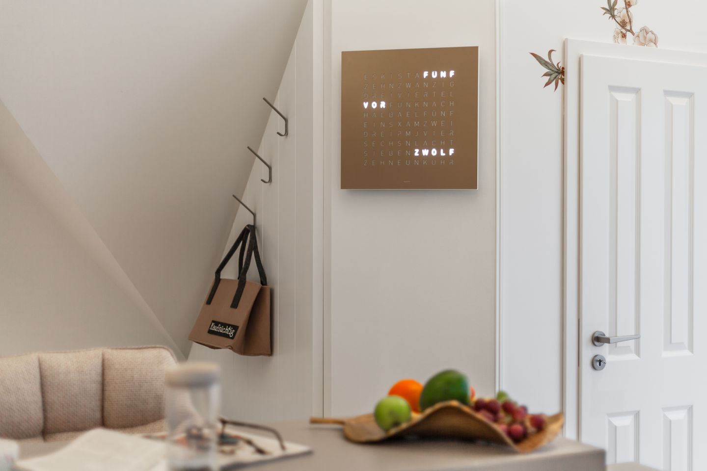 WOLKEN.NEST Penthouse-Suite, Digitale Wanduhr