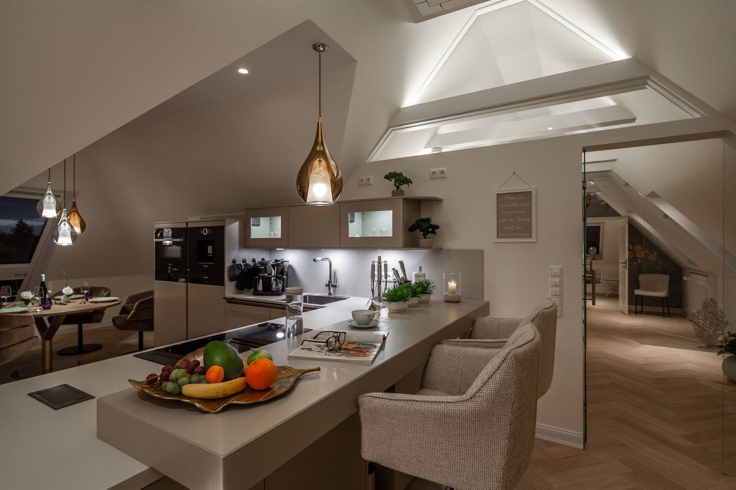 WOLKEN.NEST Penthouse-Suite, Küchenzeile mit Sitzgelegenheit