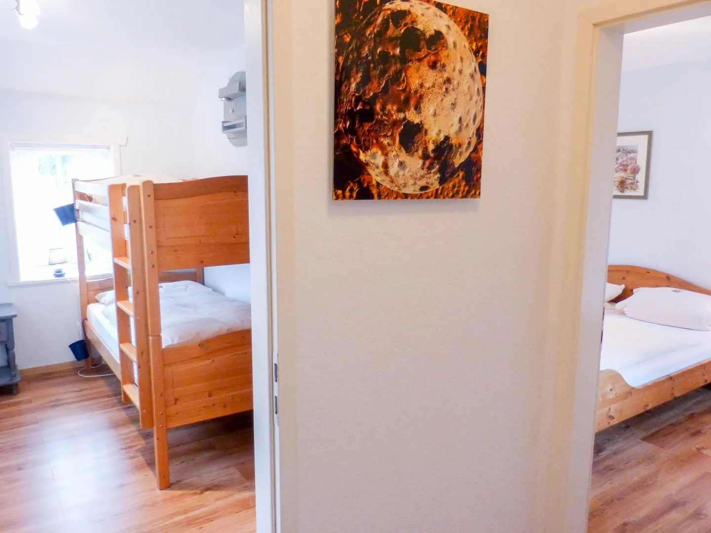 Hüs Sanskiin Ferienwohnung *Hopelfask* Süddorf auf Amrum - Blick in die zwei Schlafzimmer in der Ferienwohnung Hopelfask in Süddorf auf Amrum