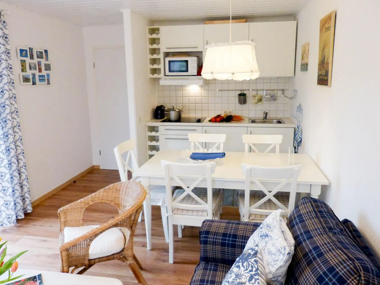 Hüs Sanskiin Ferienwohnung *Hopelfask* Süddorf auf Amrum - Küche und Esstisch in der Ferienwohnung Hopelfask in Süddorf auf Amrum