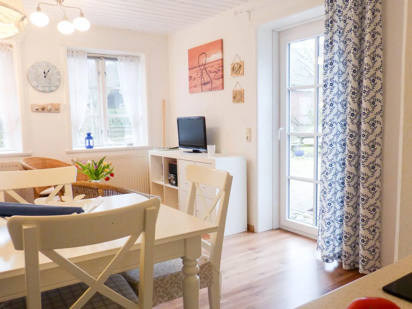 Hüs Sanskiin Ferienwohnung *Hopelfask* Süddorf auf Amrum - Esstisch in der Ferienwohnung Hopelfask in Süddorf auf Amrum