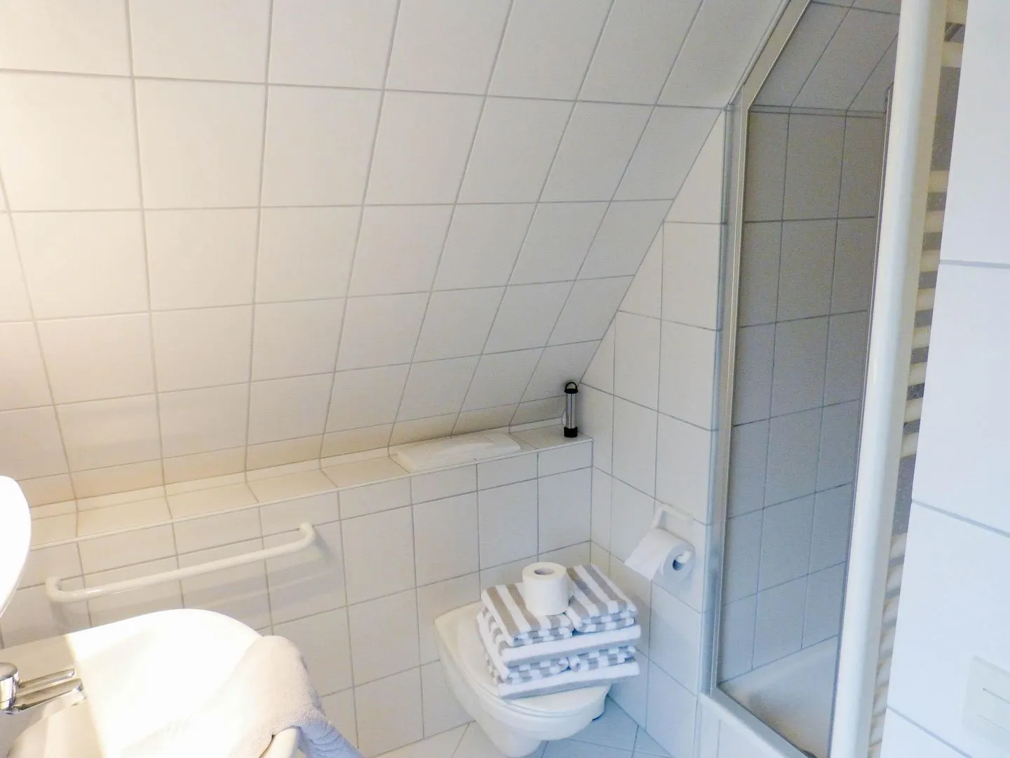Haus *Üüs Aran* Ferienwohnung *Üüs Aran 7* Süddorf auf Amrum - Badezimmer