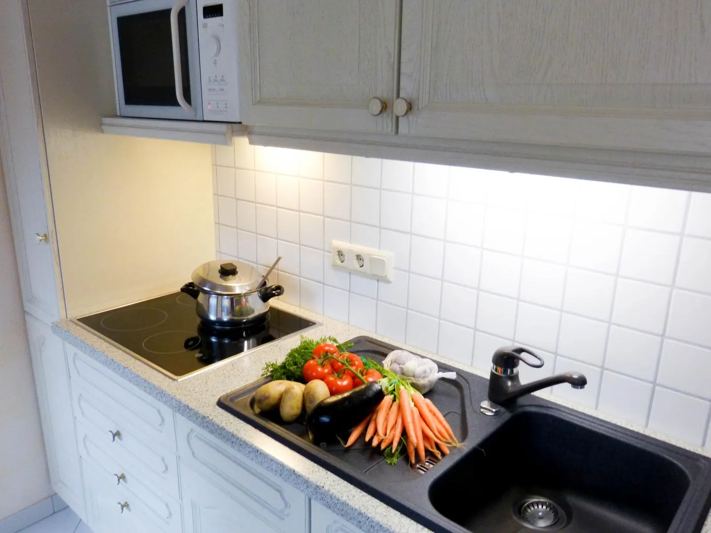 Haus *Üüs Aran* Ferienwohnung *Üüs Aran 7* Süddorf auf Amrum - Küche / Küchenzeile