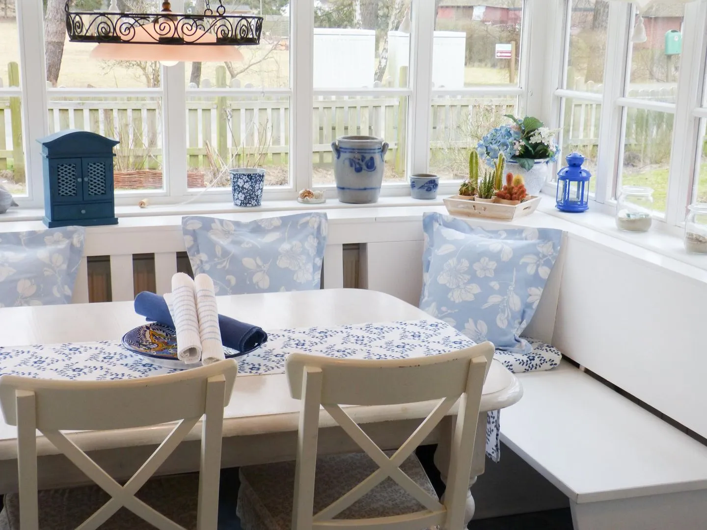 Hüs Sanskiin Ferienwohnung *Brombelbei* Süddorf auf Amrum - Esstisch in der Ferienwohnun Brombelbei in Süddorf auf Amrum