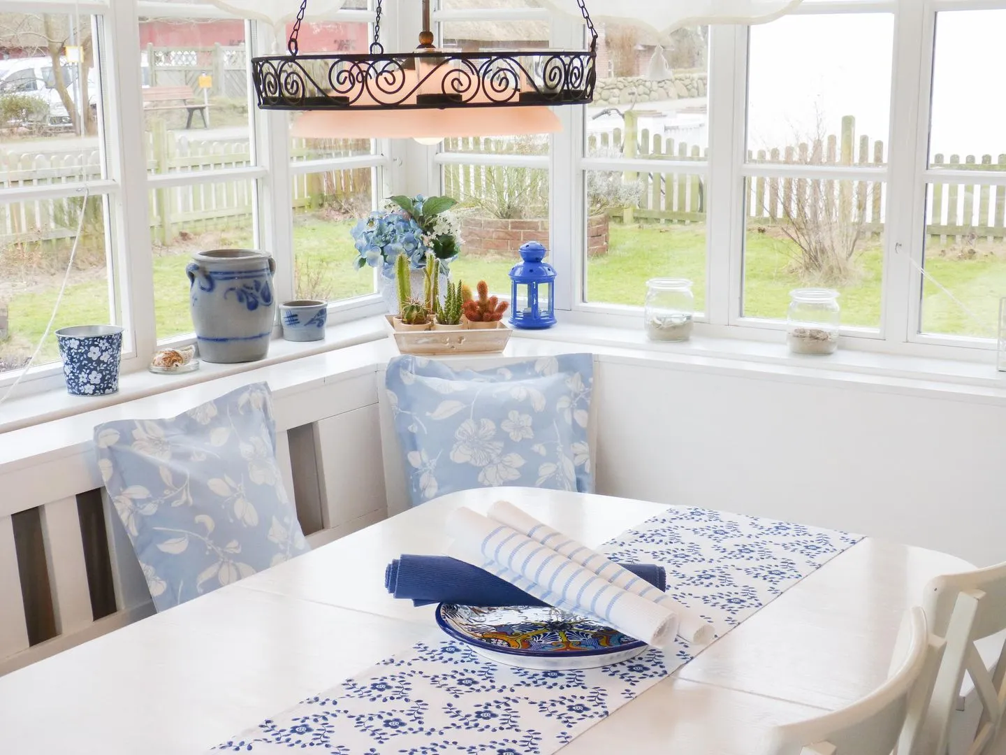 Hüs Sanskiin Ferienwohnung *Brombelbei* Süddorf auf Amrum - Wohnzimmer mit Gartenblick in der Ferienwohnun Brombelbei in Süddorf auf Amrum