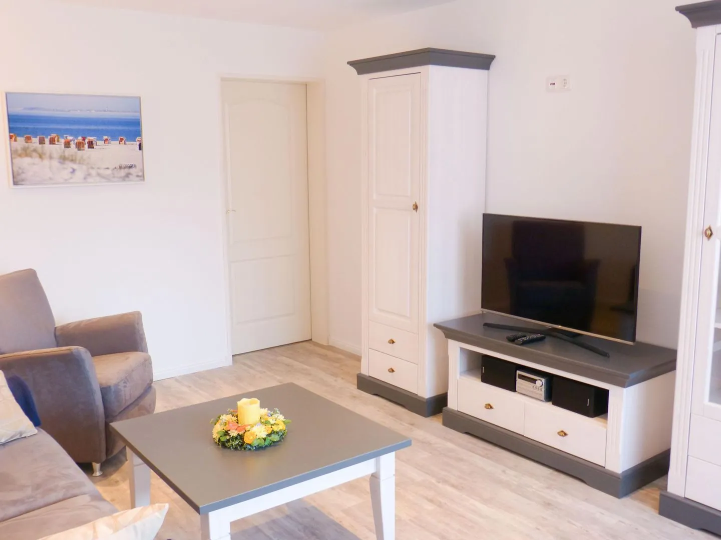 Bungalow *Ual Welhüs* Norddorf auf Amrum - TV Bank