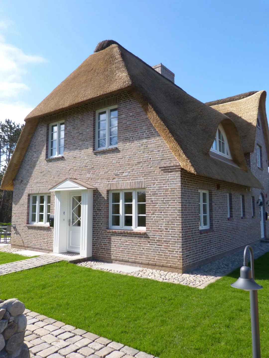 Heidehüs Friesenhaushälfte *Seepferdchen* Süddorf auf Amrum - Ferienhaus Heidehüs mit Reetdach in Süddorf auf Amrum