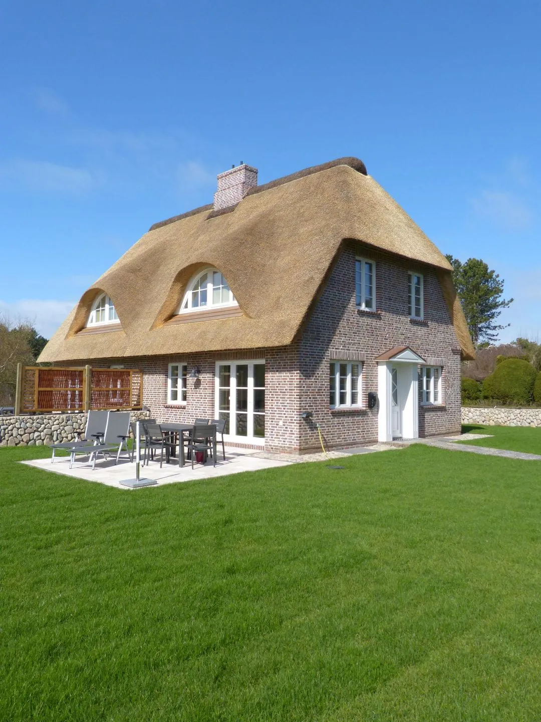 Heidehüs Friesenhaushälfte *Seepferdchen* Süddorf auf Amrum - Ferienhaus Heidehüs mit Reetdach in Süddorf auf Amrum