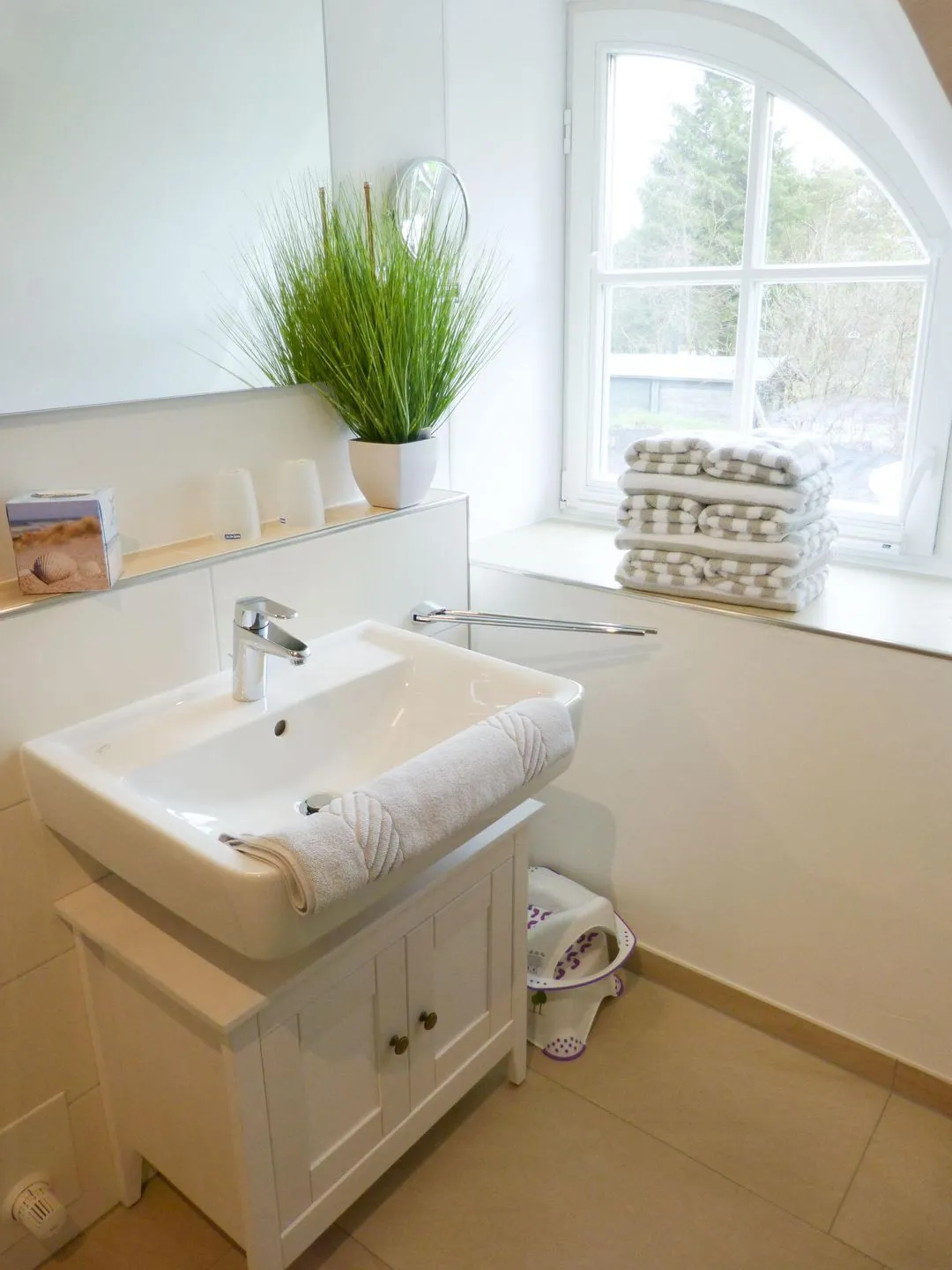 Heidehüs Friesenhaushälfte *Seepferdchen* Süddorf auf Amrum - Badezimmer mit Fenster in der Ferienwohnung Seepferdchen in Süddorf auf Amrum