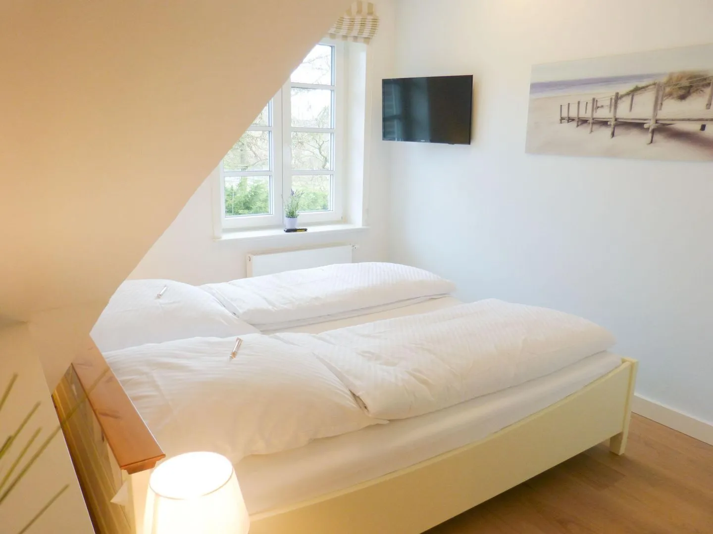 Heidehüs Friesenhaushälfte *Seepferdchen* Süddorf auf Amrum - Doppelbettschlafzimmer in der Ferienwohnung Seepferdchen in Süddorf auf Amrum