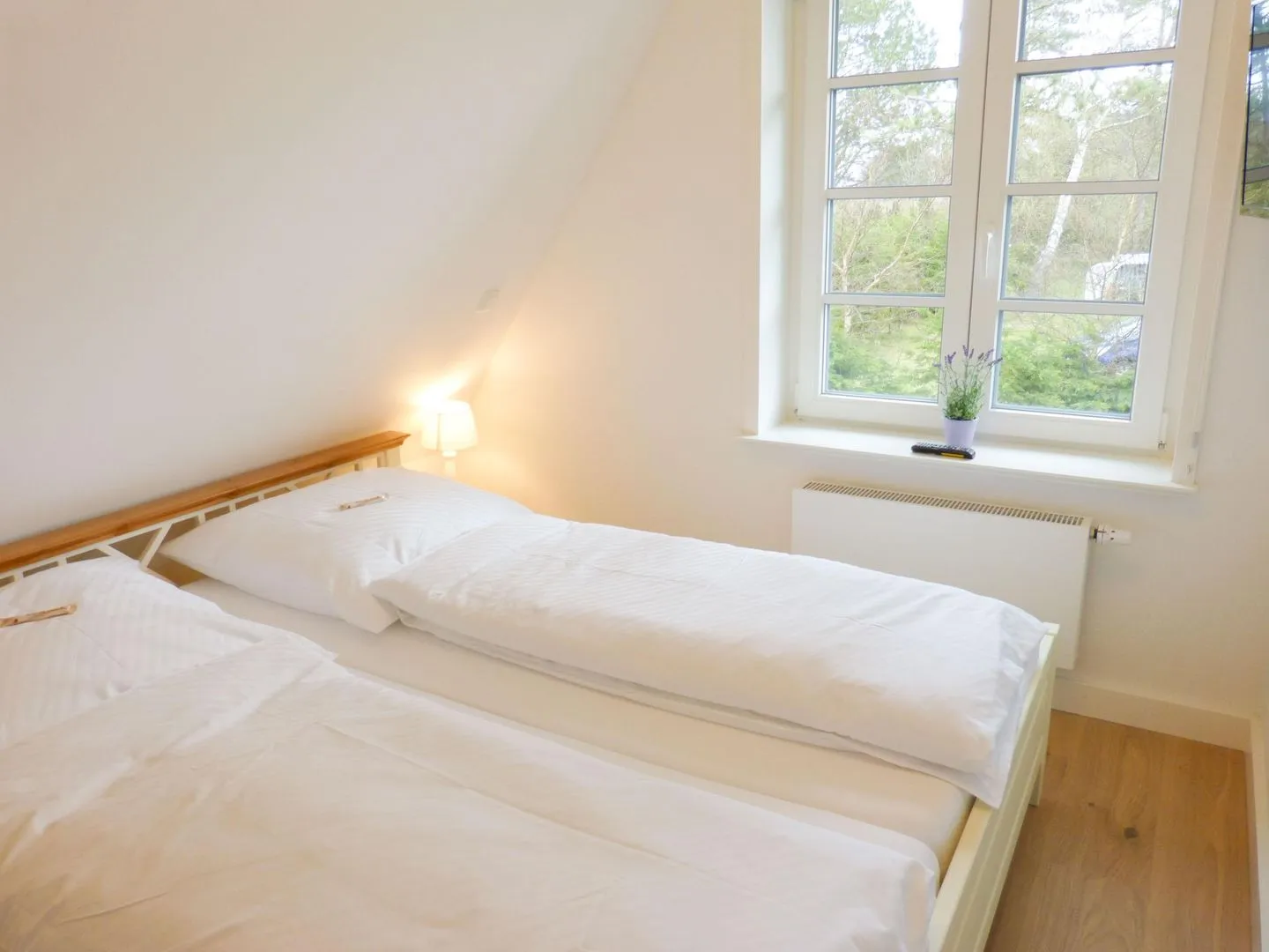 Heidehüs Friesenhaushälfte *Seepferdchen* Süddorf auf Amrum - Schlafzimmer mit Doppelbett in der Ferienwohnung Seepferdchen in Süddorf auf Amrum