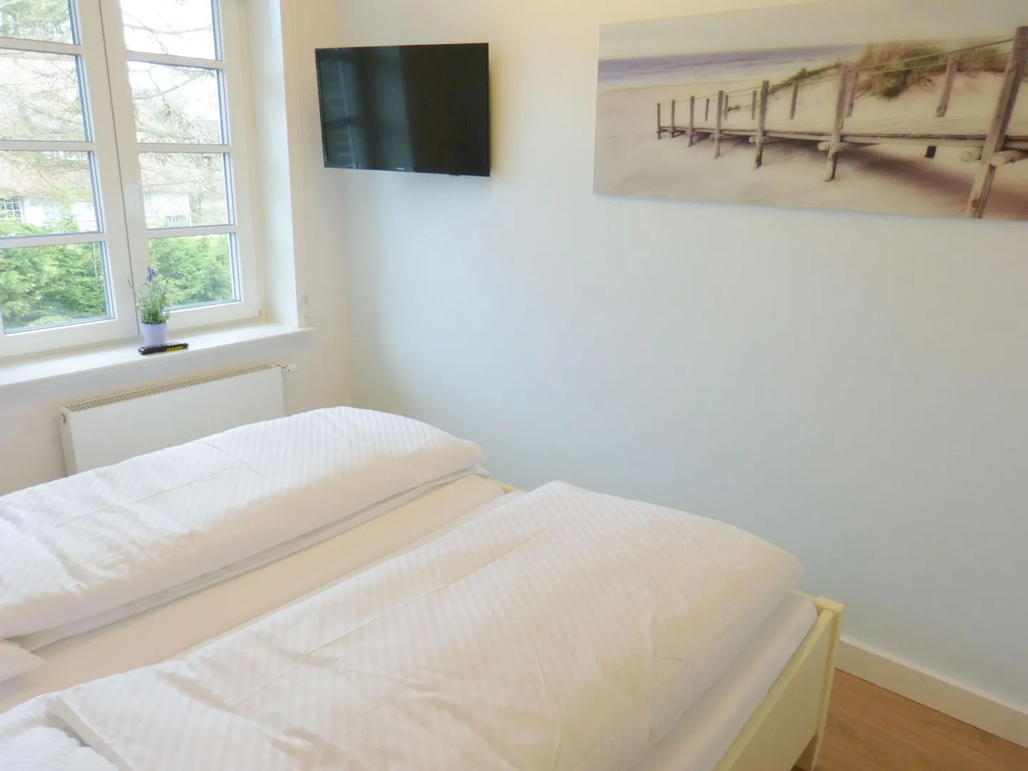 Heidehüs Friesenhaushälfte *Seepferdchen* Süddorf auf Amrum - Doppelbettschlafzimmer in der Ferienwohnung Seepferdchen in Süddorf auf Amrum