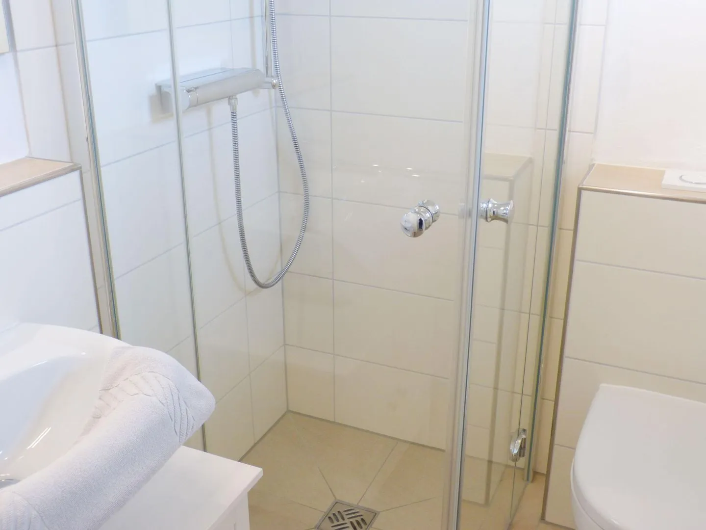Heidehüs Friesenhaushälfte *Seepferdchen* Süddorf auf Amrum - Dusche in der Ferienwohnung Seepferdchen in Süddorf auf Amrum