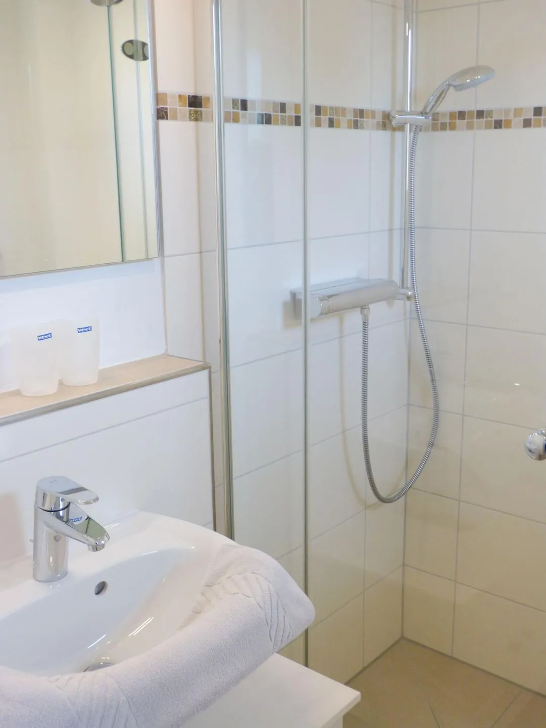 Heidehüs Friesenhaushälfte *Seepferdchen* Süddorf auf Amrum - Dusche in der Ferienwohnung Seepferdchen in Süddorf auf Amrum