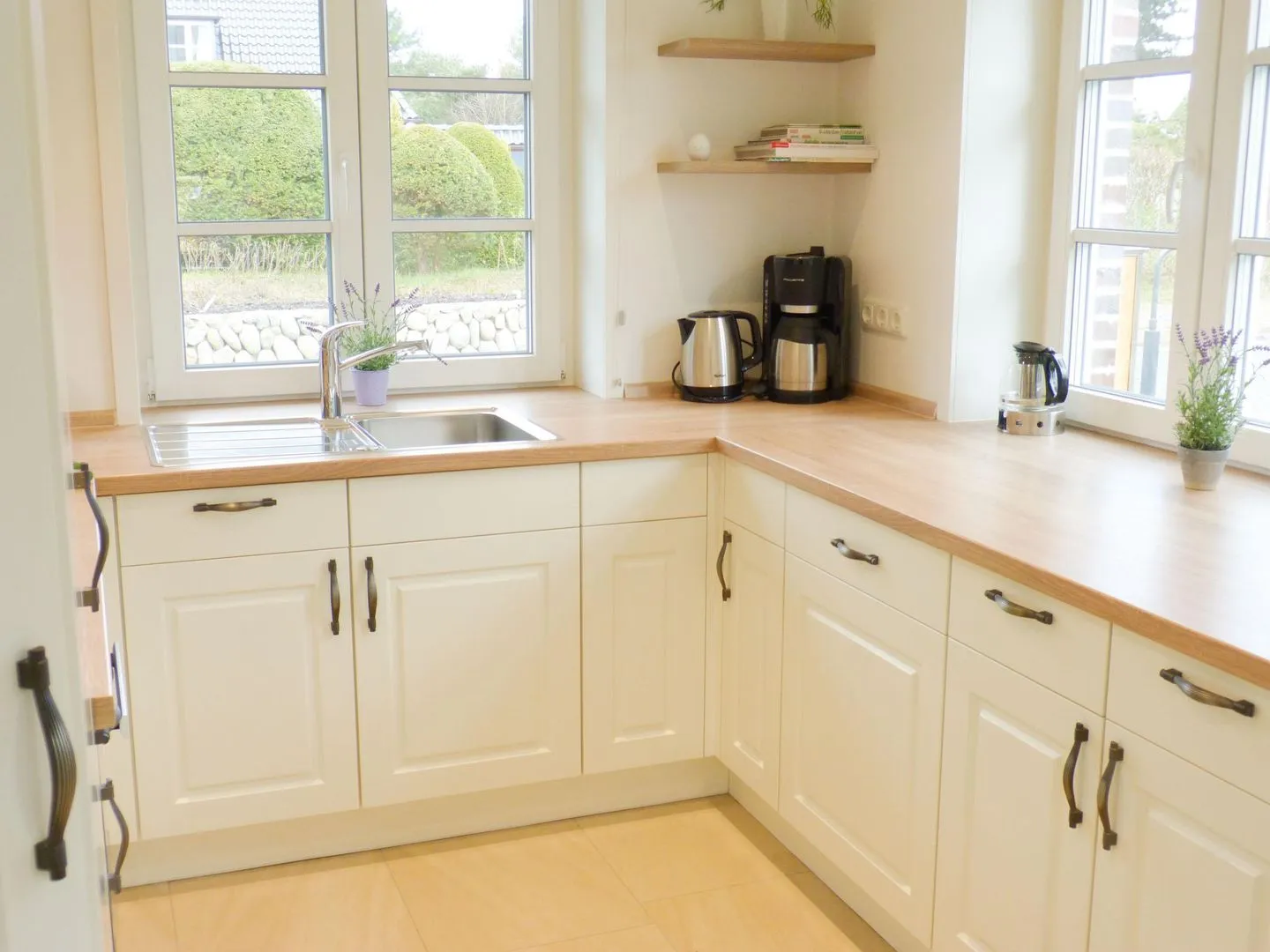 Heidehüs Friesenhaushälfte *Seepferdchen* Süddorf auf Amrum - Küche mit Gartenblick in der Ferienwohnung Seepferdchen in Süddorf auf Amrum