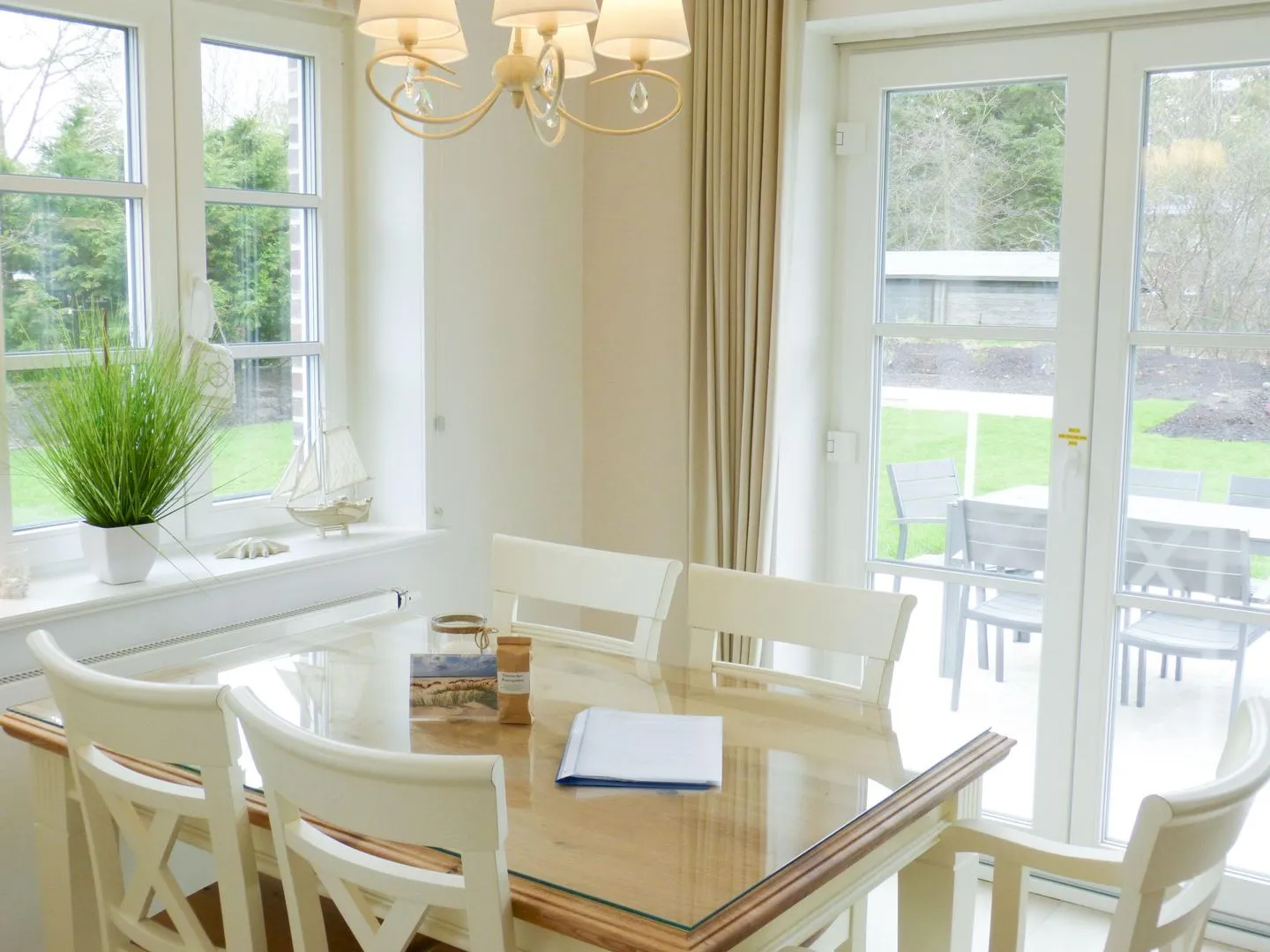 Heidehüs Friesenhaushälfte *Seepferdchen* Süddorf auf Amrum - Esstisch in der Ferienwohnung Seepferdchen in Süddorf auf Amrum