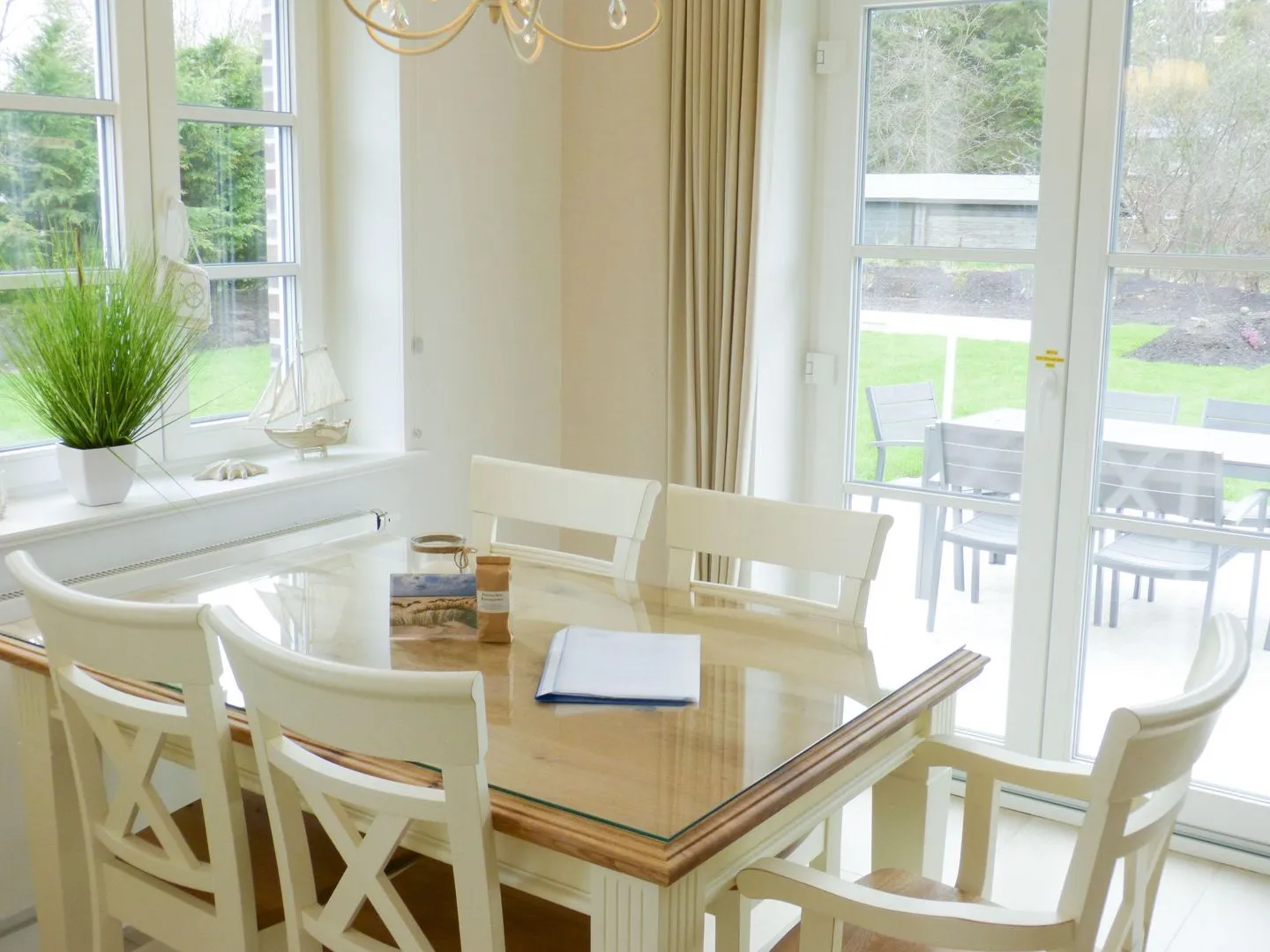 Heidehüs Friesenhaushälfte *Seepferdchen* Süddorf auf Amrum - Esstisch in der Ferienwohnung Seepferdchen in Süddorf auf Amrum