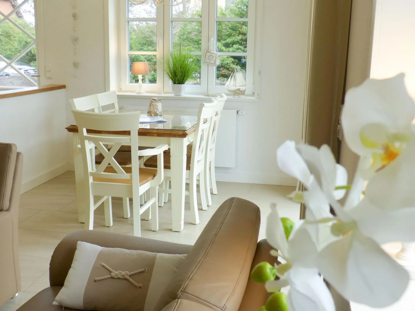 Heidehüs Friesenhaushälfte *Seepferdchen* Süddorf auf Amrum - Esstisch in der Ferienwohnung Seepferdchen in Süddorf auf Amrum