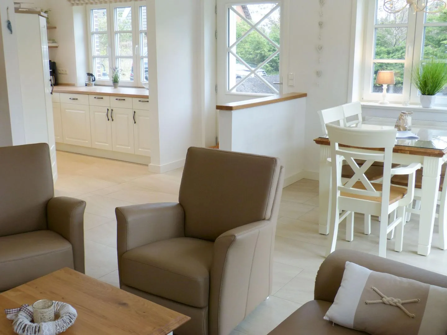 Heidehüs Friesenhaushälfte *Seepferdchen* Süddorf auf Amrum - Blick in die Küche in der Ferienwohnung Seepferdchen in Süddorf auf Amrum