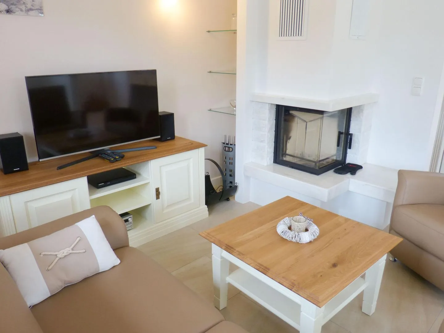 Heidehüs Friesenhaushälfte *Seepferdchen* Süddorf auf Amrum - Kamin in der Ferienwohnung Seepferdchen in Süddorf auf Amrum