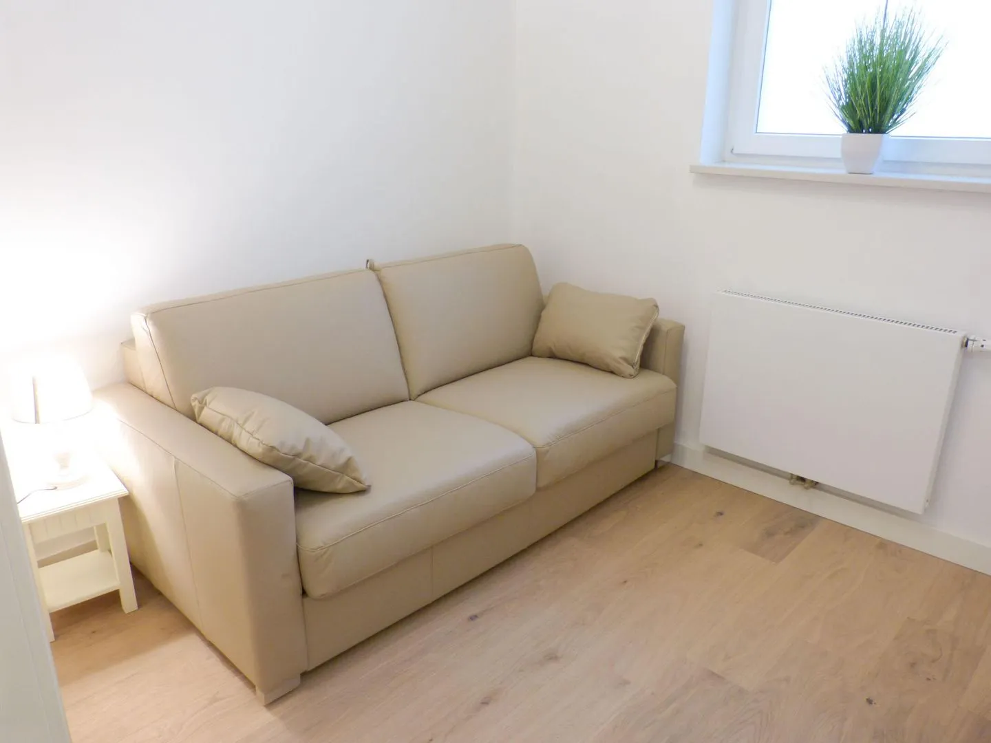 Heidehüs Friesenhaushälfte *Seepferdchen* Süddorf auf Amrum - Sofa in der Ferienwohnung Seepferdchen in Süddorf auf Amrum